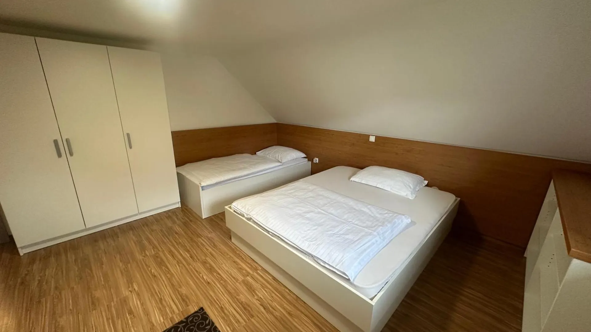 Domacija Vodnik & Apartments Cerklje na Gorenjskem 3*,